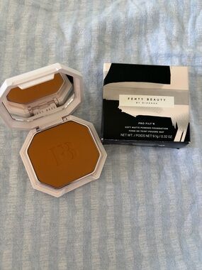 Fenty Beauty Pro Filt'r Soft Matte Powder Foundation - Warm Tan 400